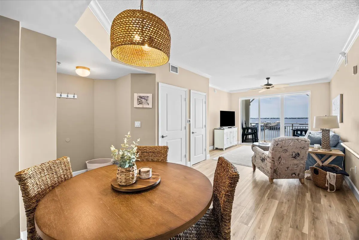 06-flag in-16 at 715 NW Flagler Avenue 302, Stuart