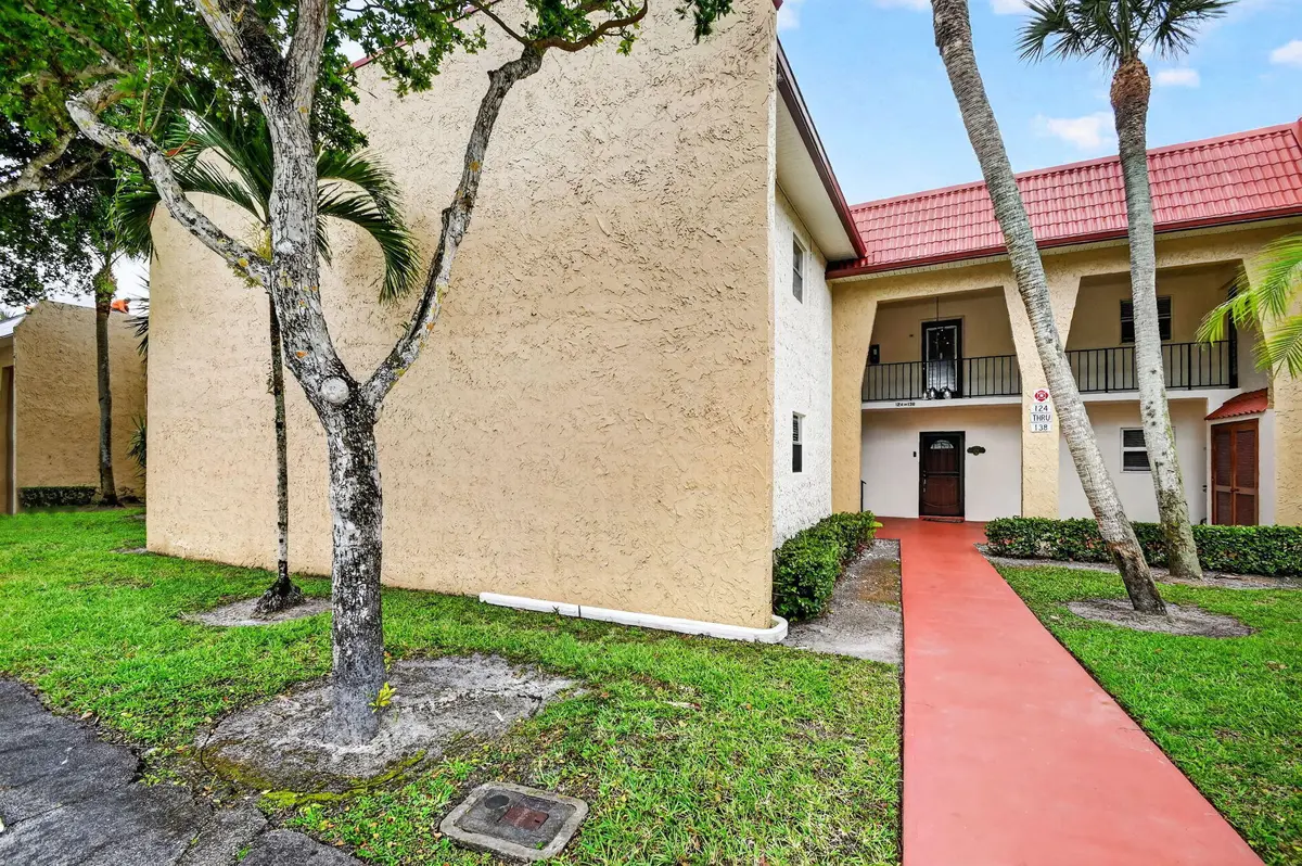 Front view of 124 Condo Building at 124 Lake Evelyn Drive, West Palm Beach
