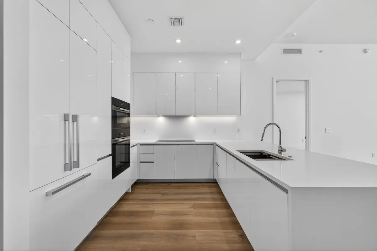 4-web-or-mls-5D1A7095 at 220 Lake Shore Drive 617, Lake Park