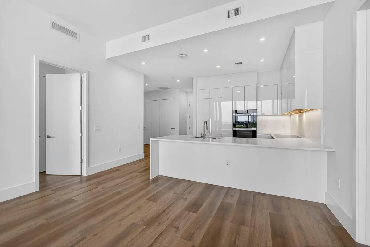 7-web-or-mls-5D1A7114 at 220 Lake Shore Drive 617, Lake Park