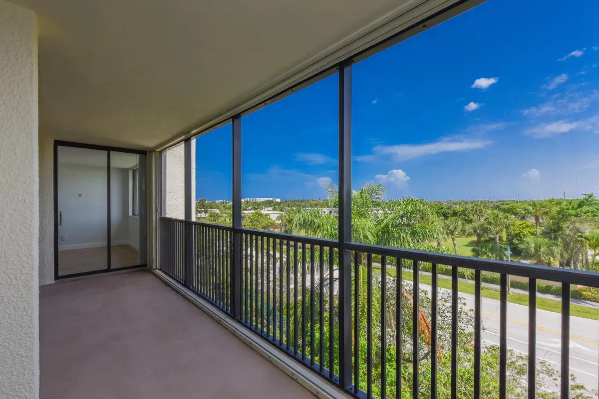 Patio at 1605 S Us Highway 1 M1-403, Jupiter