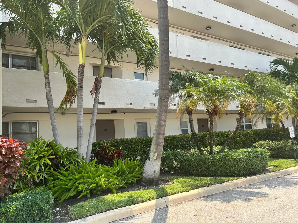 front door with hedge unit 107 400 n fed at 400 N Federal Highway 107, Deerfield Beach