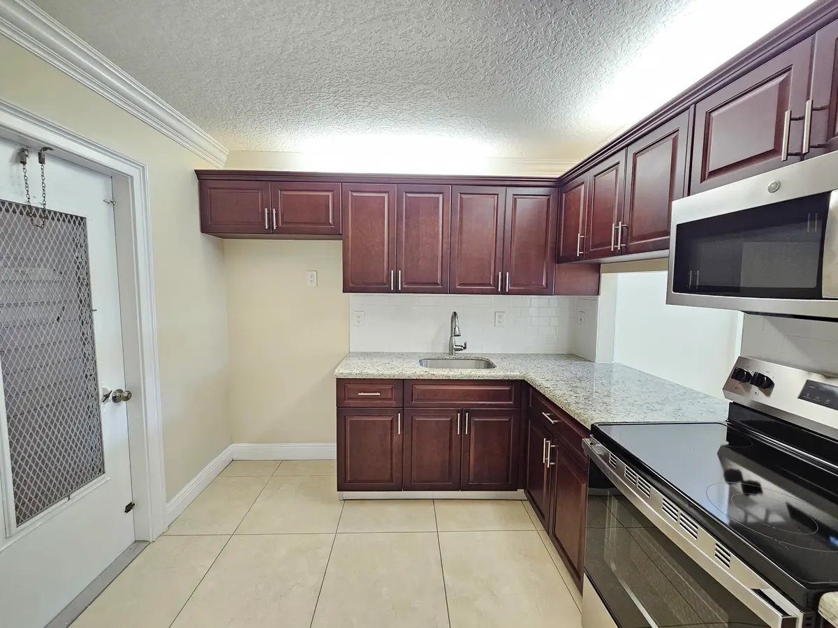Ktichen at 2562 Garden Drive 202, Lake Worth Beach