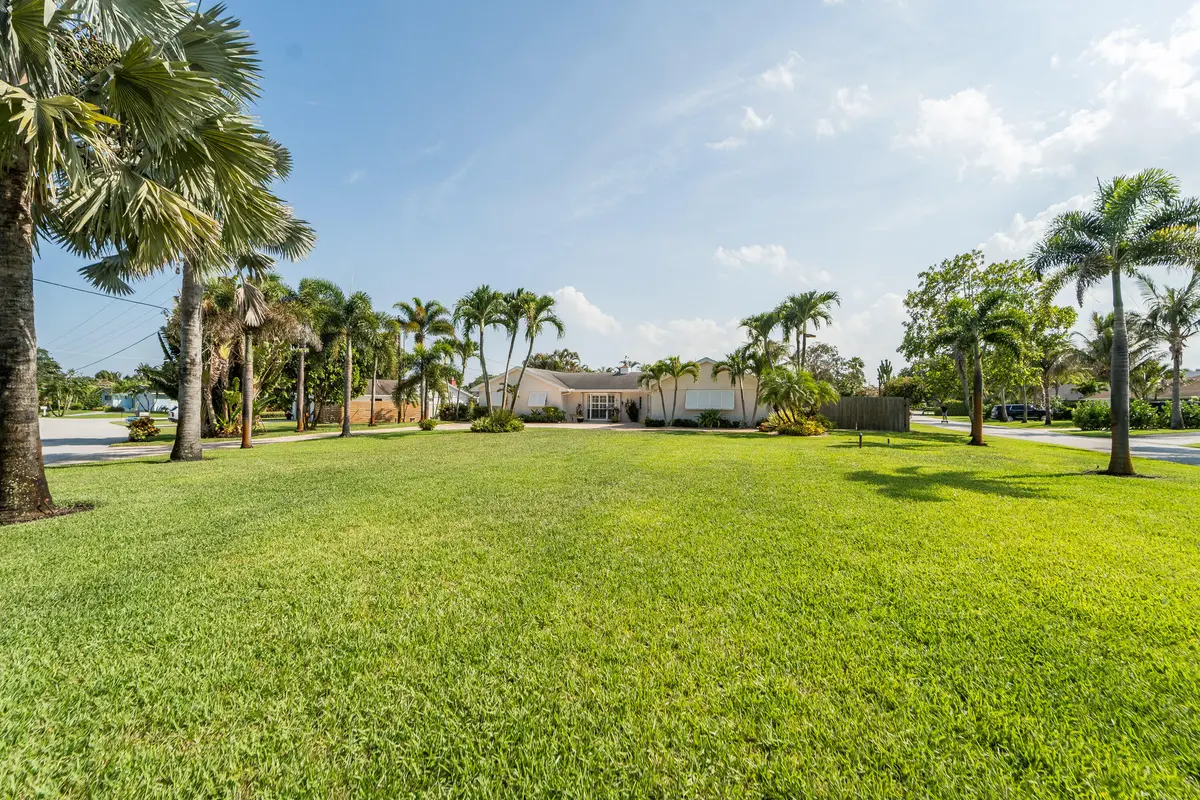 18 Saddleback Road -18 at 18 Saddleback Road, Tequesta