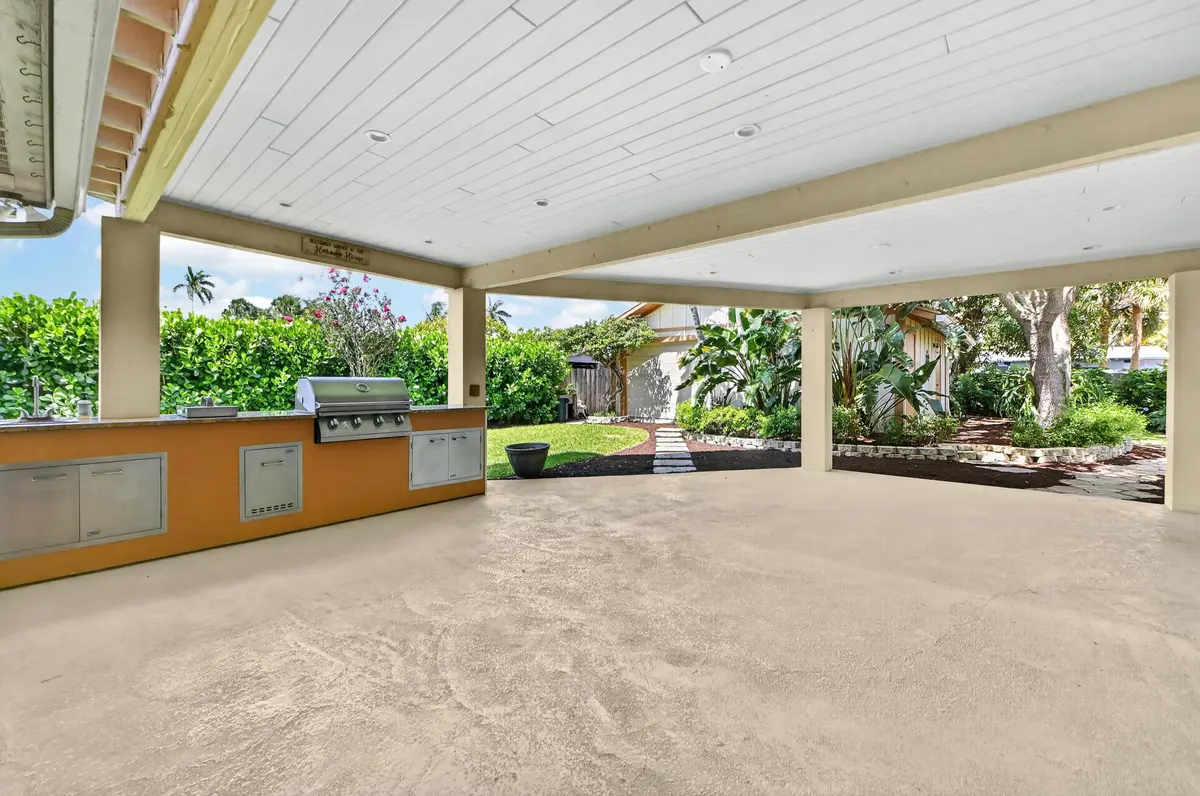 29 outdoor kitchen 02 at 313 Poe Drive, Palm Springs