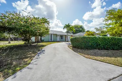 120 Swan Parkway, Royal Palm Beach – Single Family Residence for sale