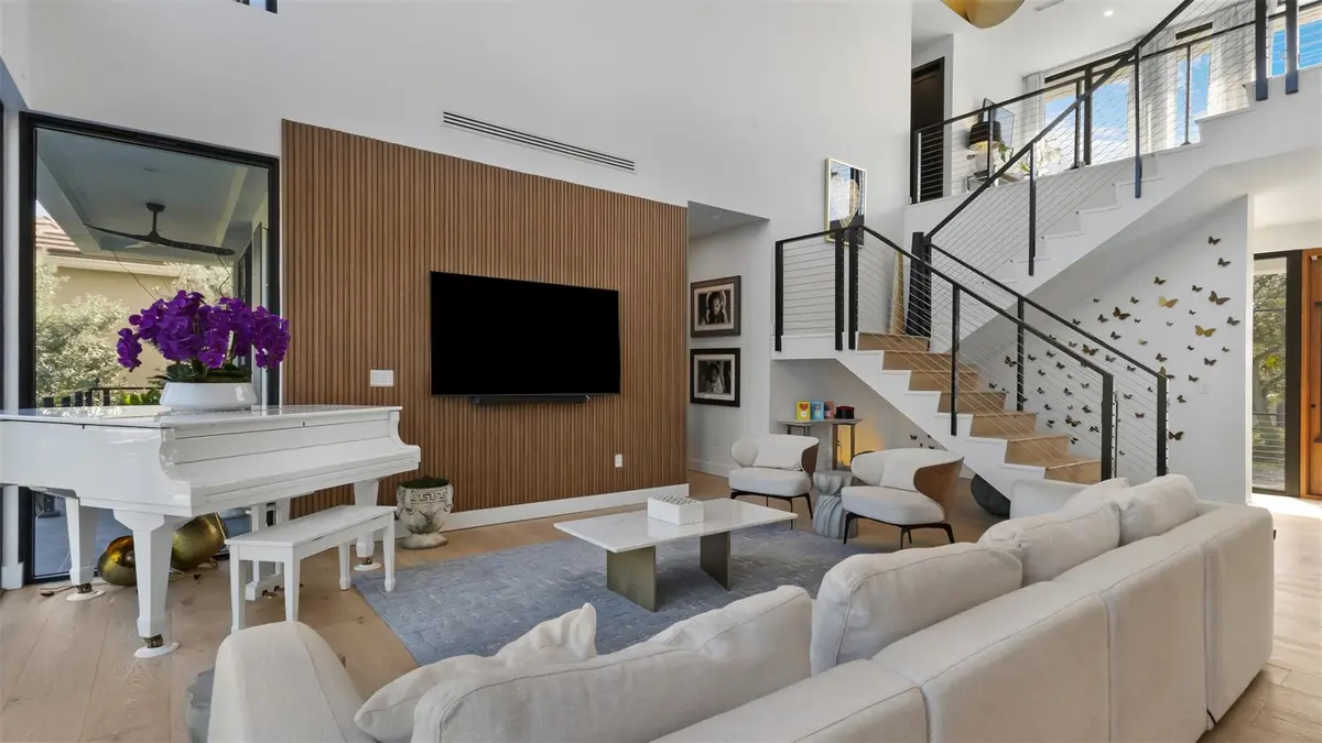 Photo 3 at 823 Ponce De Leon Drive, Fort Lauderdale