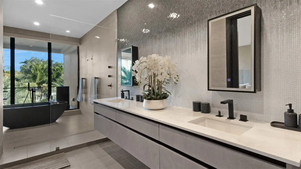Photo 6 at 823 Ponce De Leon Drive, Fort Lauderdale
