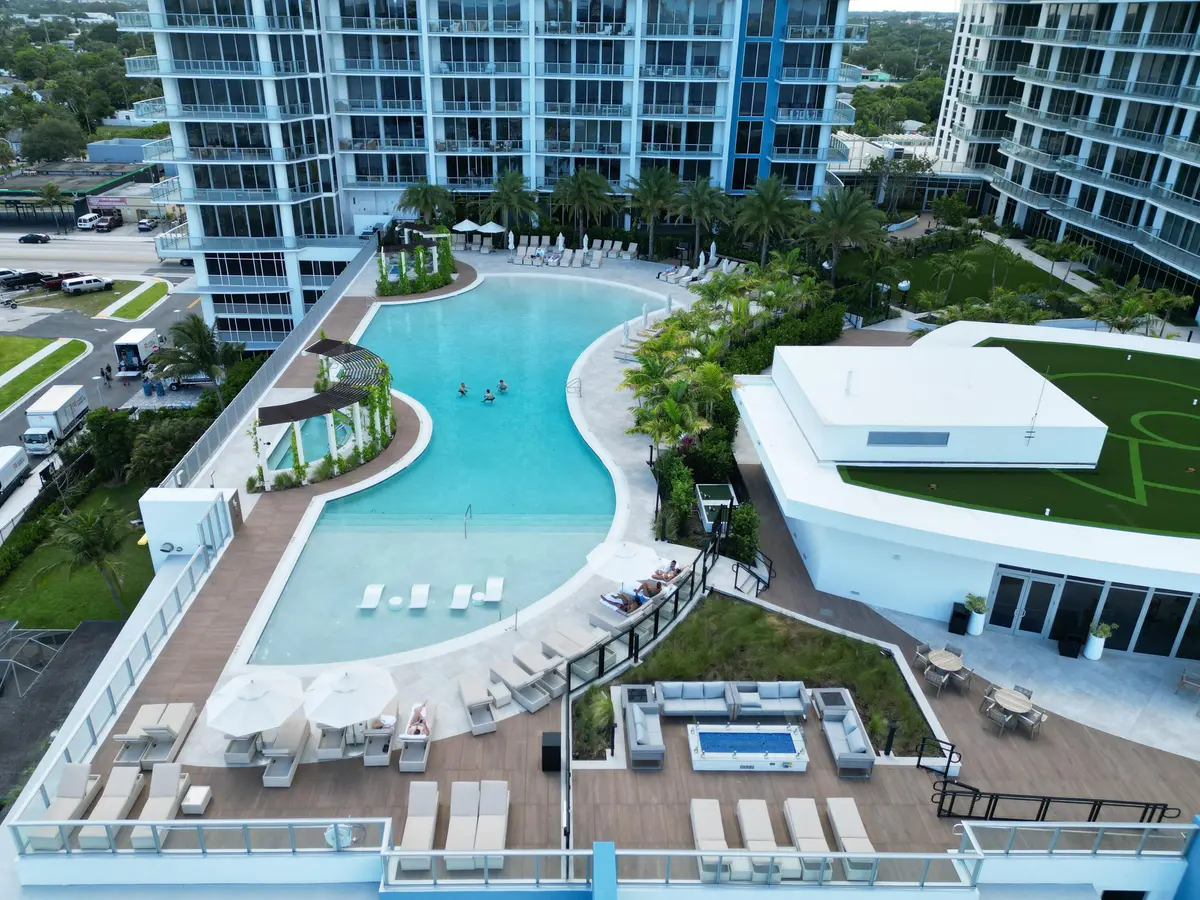 220 Lake Shore Drive 1908, Lake Park, FL – photo 2