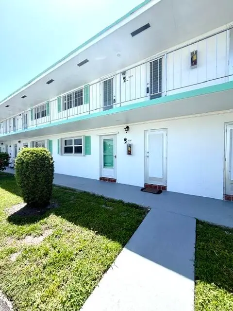 Nice curb appeal at 1116 Lake Terrace 114, Boynton Beach