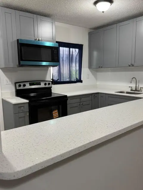 Quartz counter counter at 322 SW 2nd Street 3, Pompano Beach