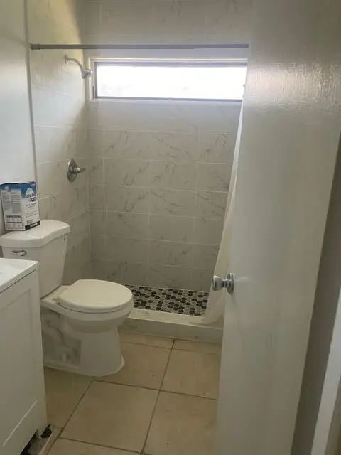 Full bath at 322 SW 2nd Street 3, Pompano Beach