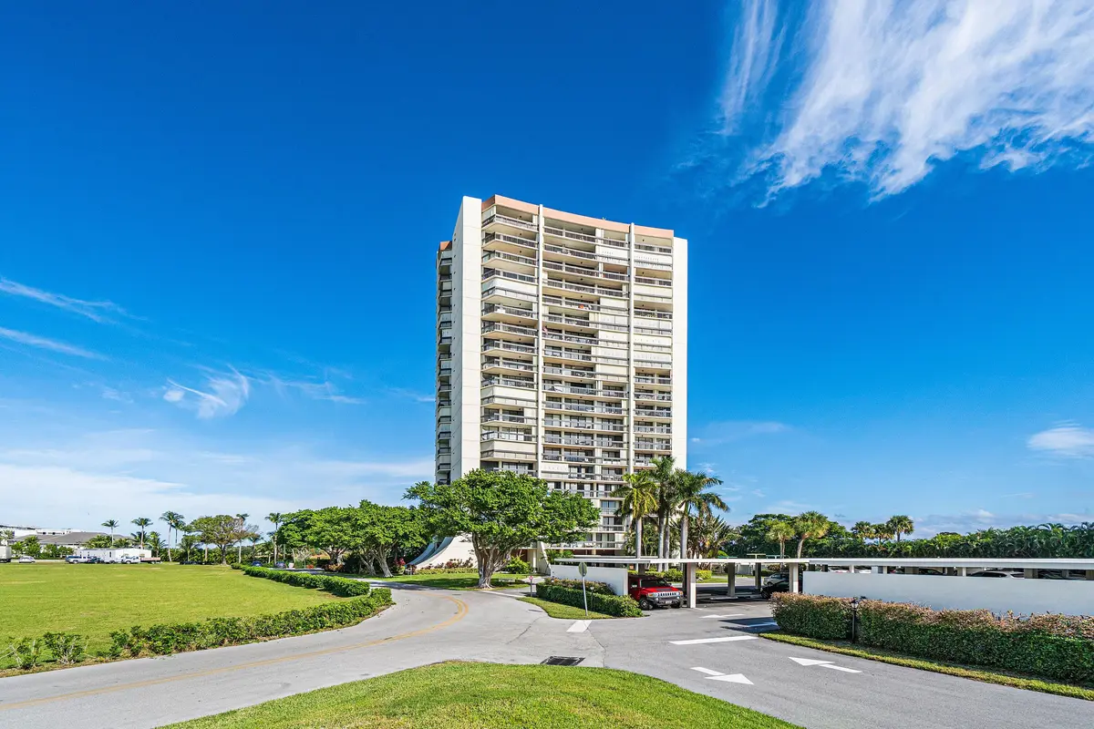 003-2425PresidentialWay-PH-WestPalmBeach at 2425 Presidential Way Ph5, West Palm Beach