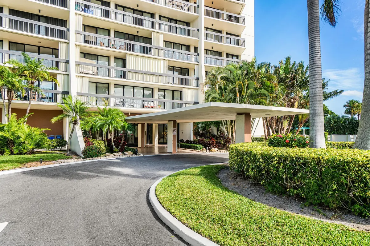 004-2425PresidentialWay-PH-WestPalmBeach at 2425 Presidential Way Ph5, West Palm Beach