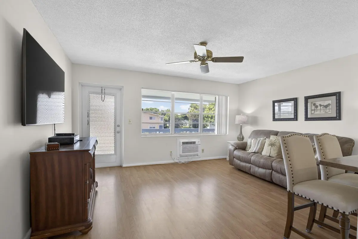 Pleanty of windows to bring in the light at 181 Bedford G, West Palm Beach