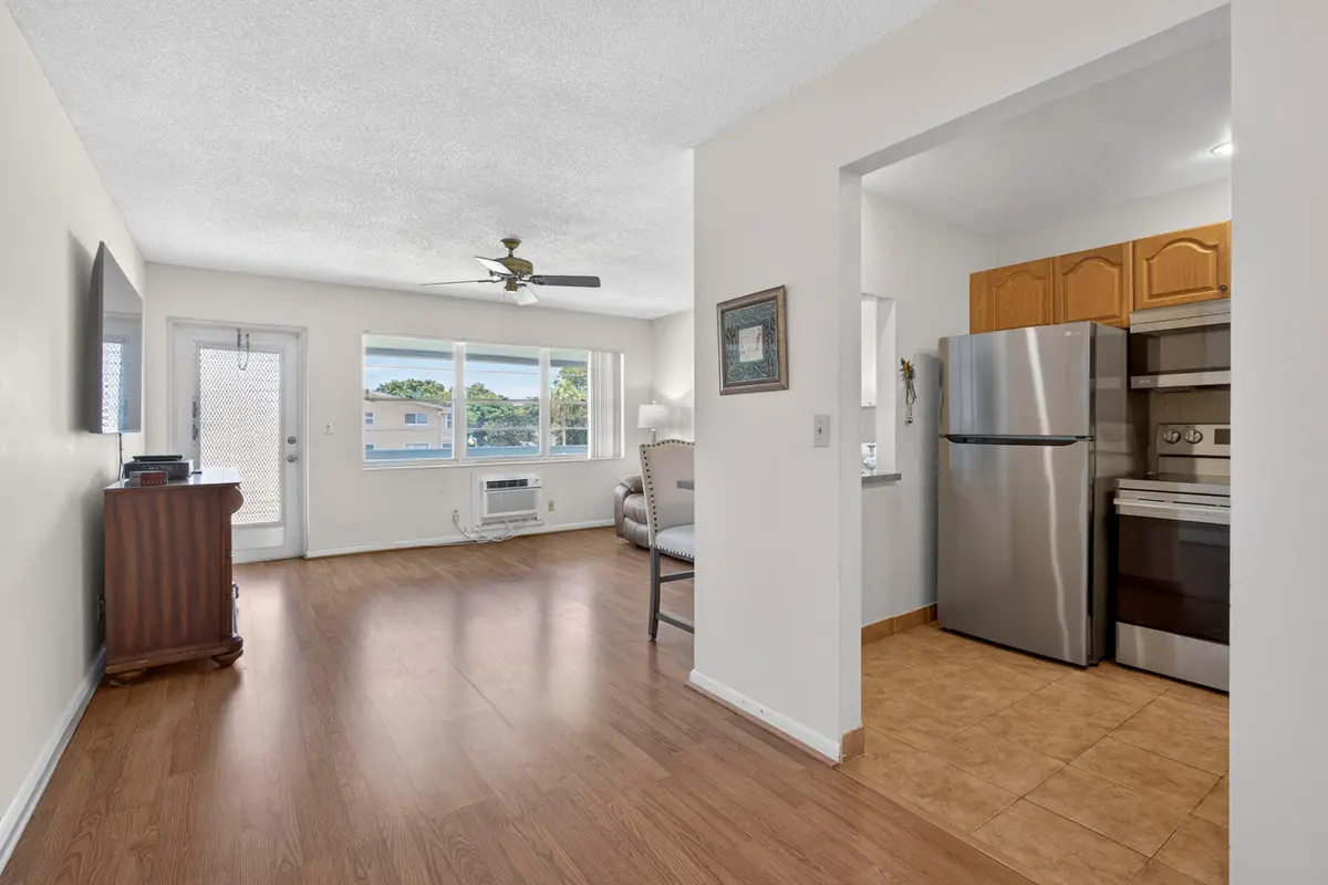 Supoer Large at 181 Bedford G, West Palm Beach