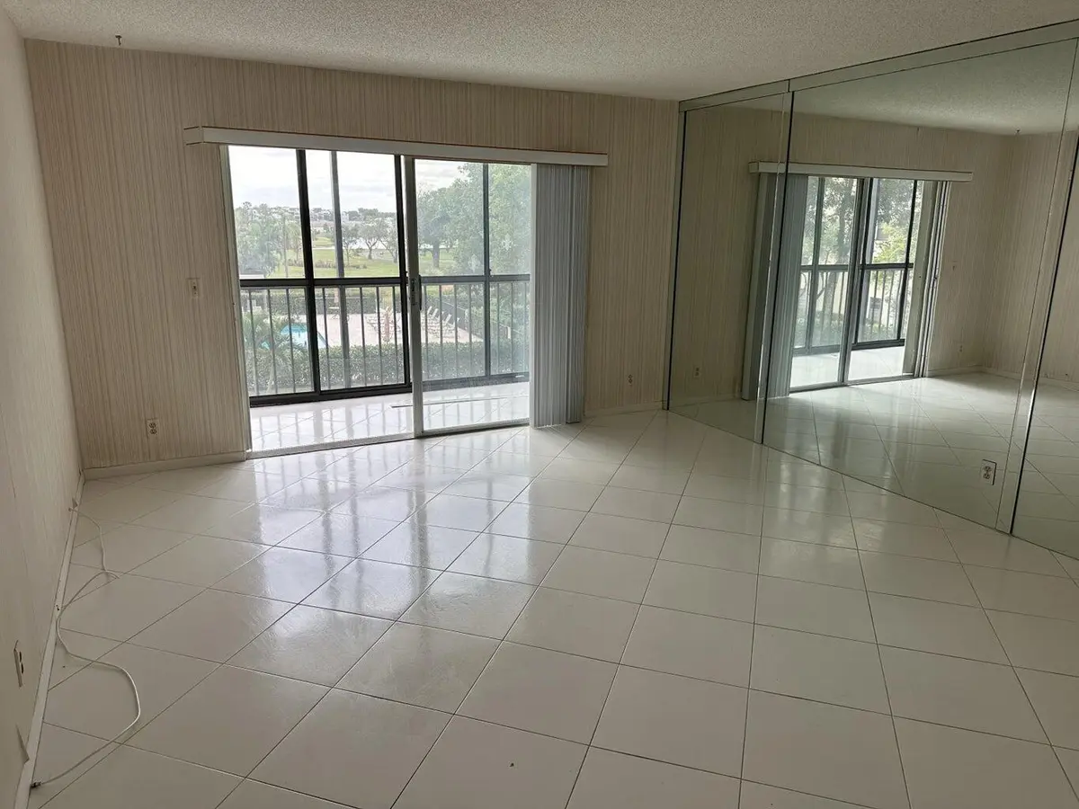 living and dinning room at 7286 Huntington Lane 303, Delray Beach