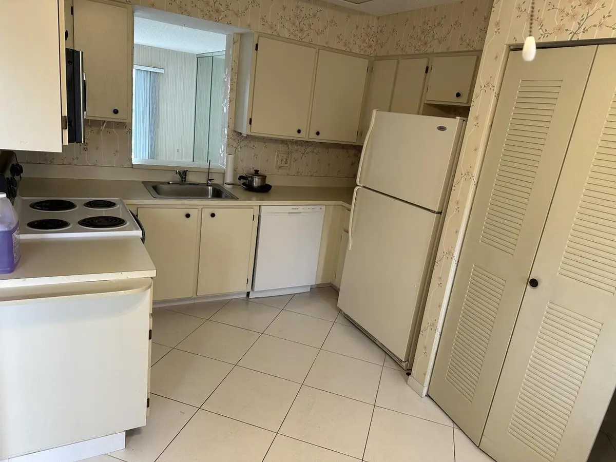 kitchen at 7286 Huntington Lane 303, Delray Beach