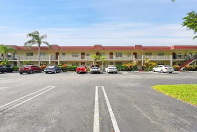 23 Abbey Lane 202, Delray Beach – Condominium for sale