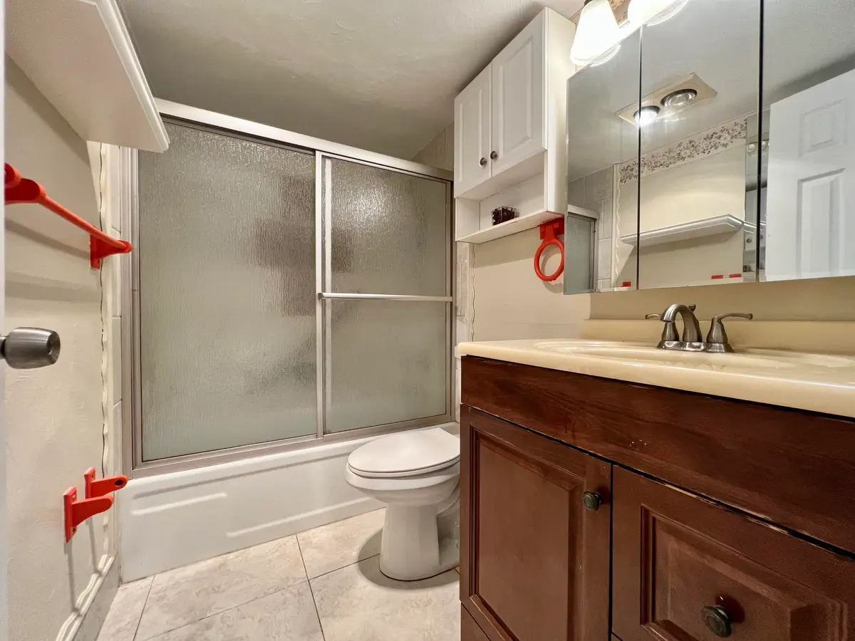 Freshly Painted Full Bath at 94 Windsor E, West Palm Beach