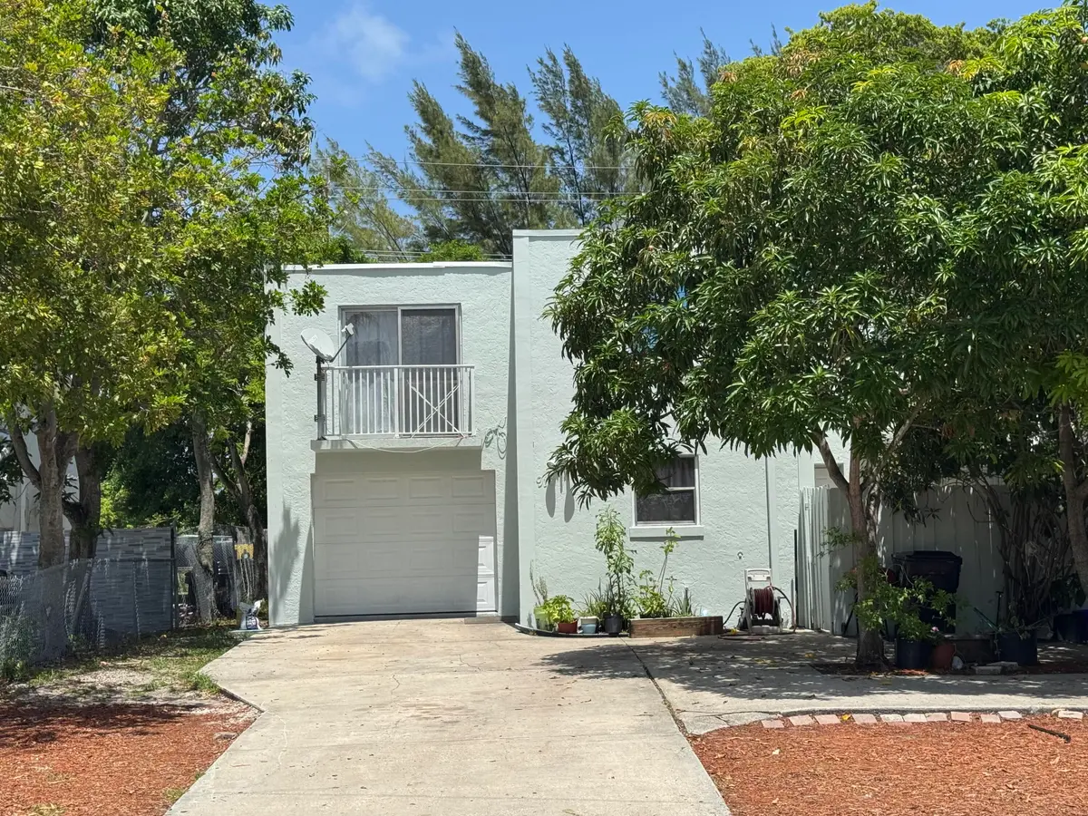 FRONT at 910 N F Street, Lake Worth Beach