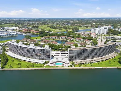 124 Lakeshore Drive 8280, North Palm Beach – Condominium for sale