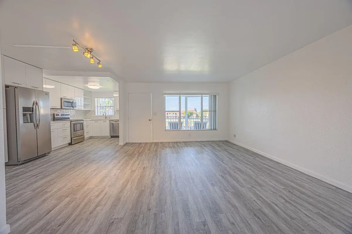 Living Dinning at 808 SE 7th Street 305, Deerfield Beach