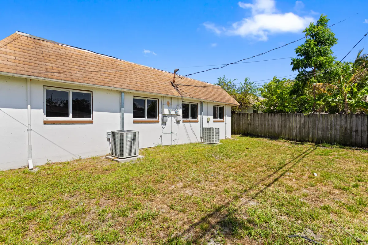 585A4674 at 1519-1521 NW 8th Avenue, Fort Lauderdale