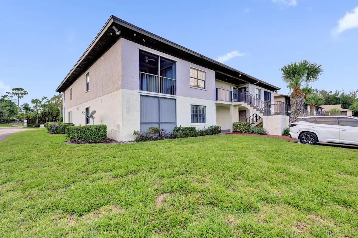 front view at 4225 S 57th Avenue E, Greenacres