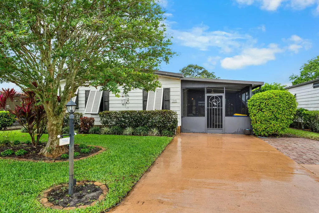 Front 1 at 7894 SE Saratoga Drive, Hobe Sound