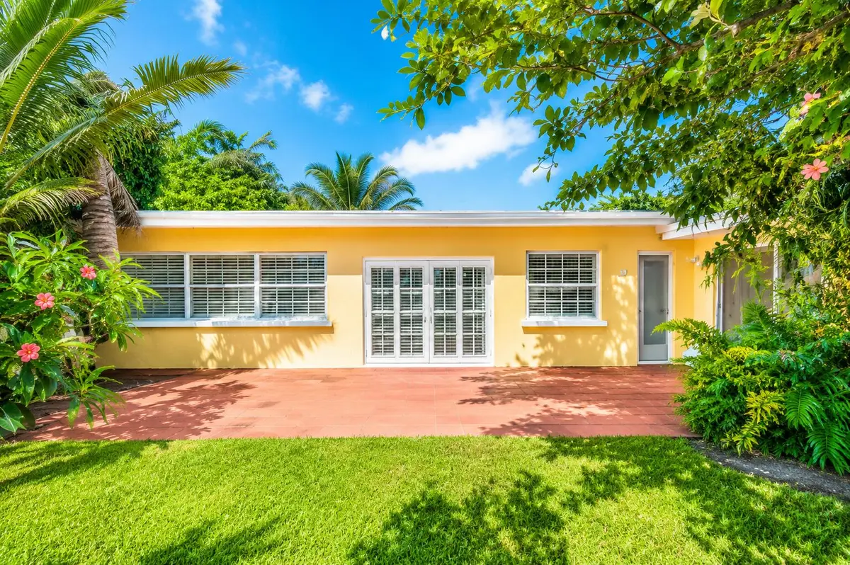 large yard at 842 Fathom Road, North Palm Beach