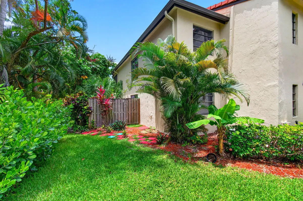 CORNER UNIT at 8460 Casa Del Lago 25B, Boca Raton