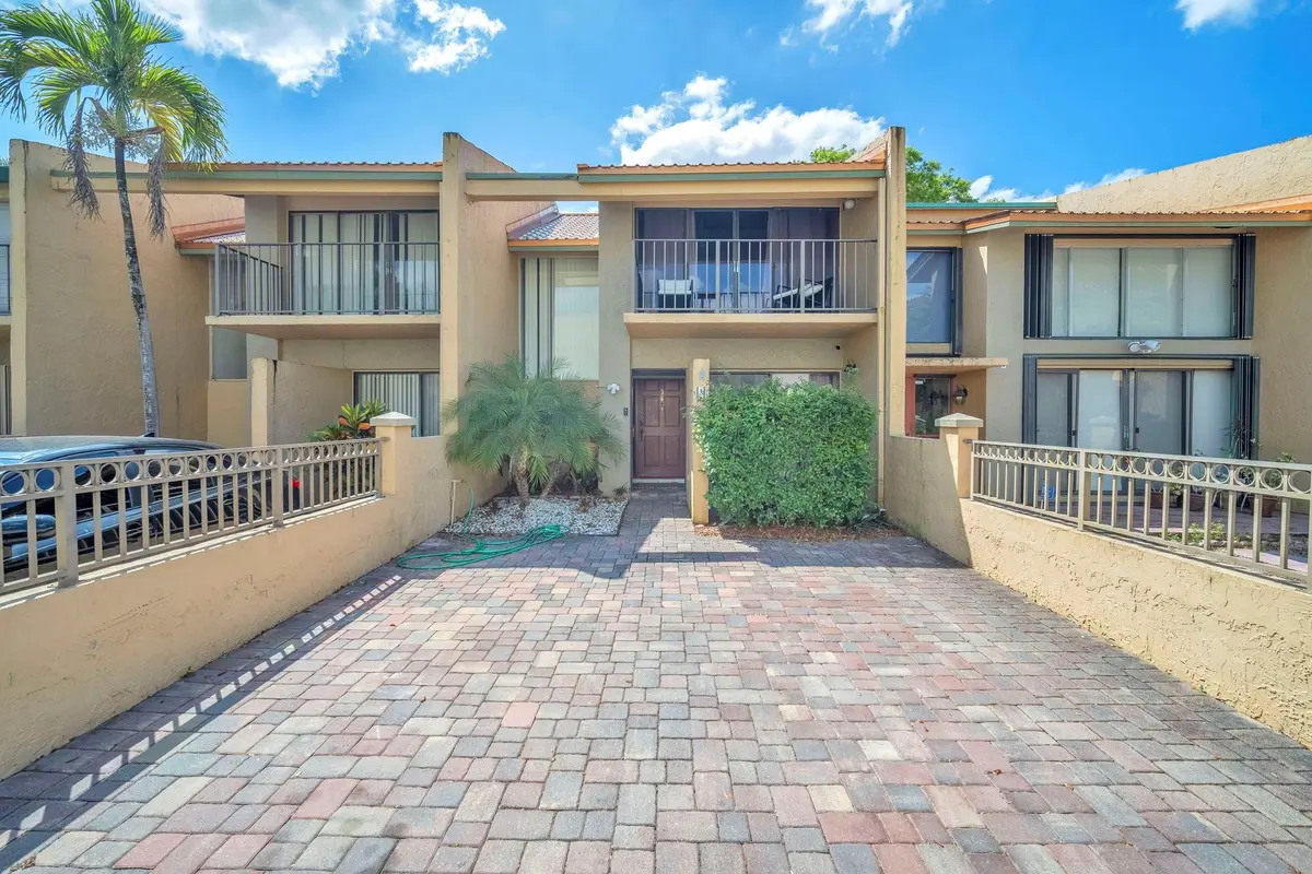 Photo 1 at 740 E Coco Plum Circle 3, Plantation