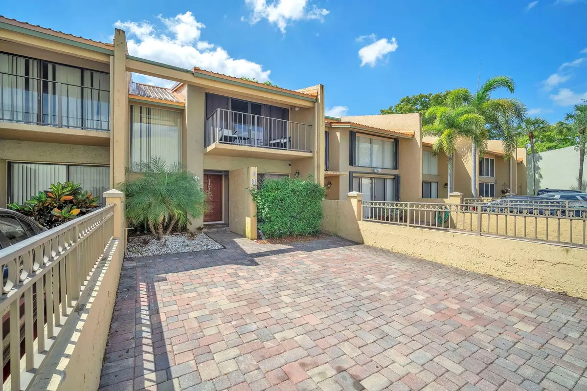 Photo 3 at 740 E Coco Plum Circle 3, Plantation