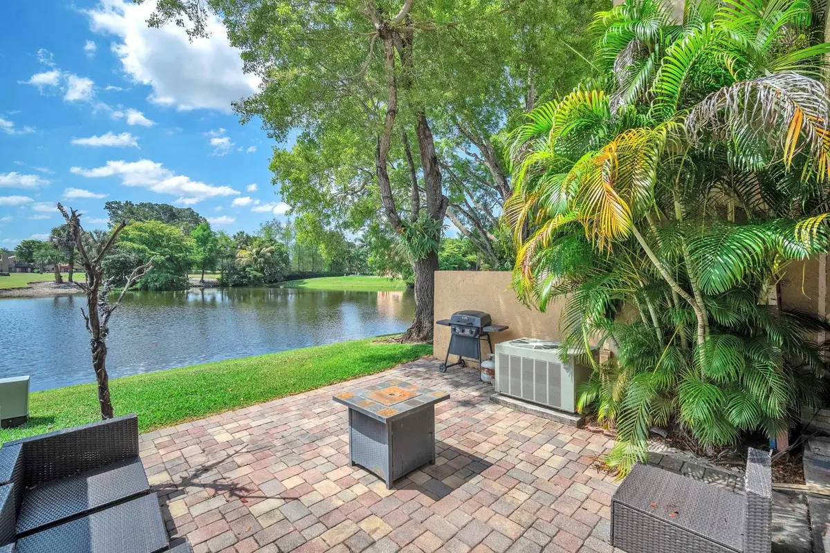 Photo 4 at 740 E Coco Plum Circle 3, Plantation