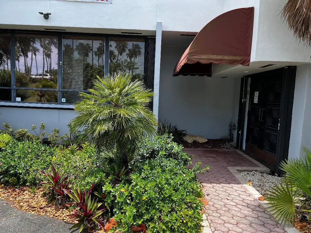 X01 at 2888 E Oakland Park Boulevard 101, Fort Lauderdale
