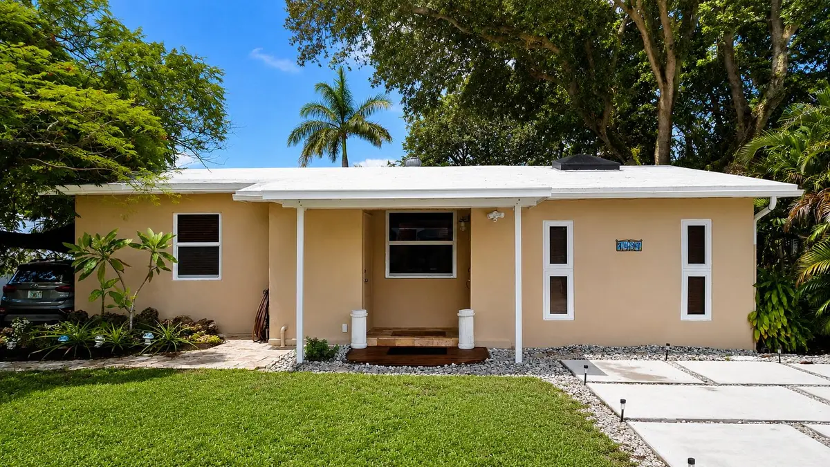 1497 front no light at 1497 SW 29th Terrace, Fort Lauderdale