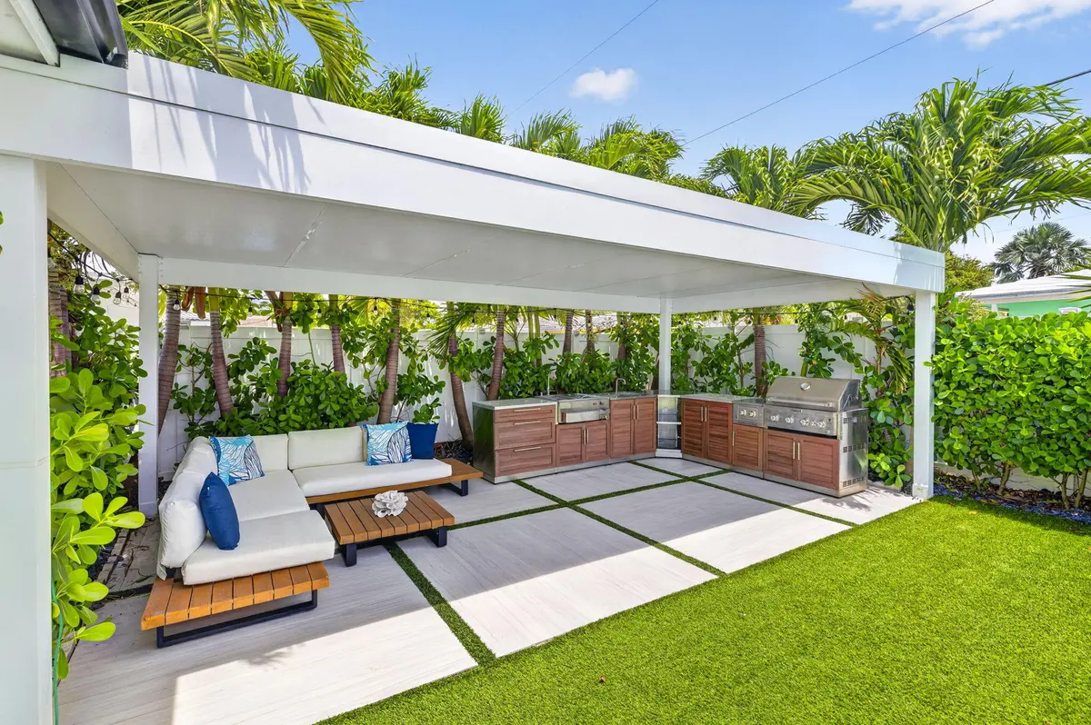 Outdoor Living at 2917 NE 35th Court, Lighthouse Point