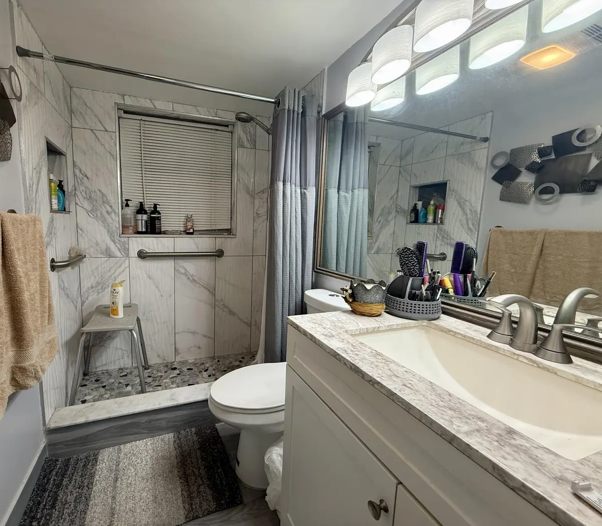 Updated Full Bath at 85 Canterbury D, West Palm Beach