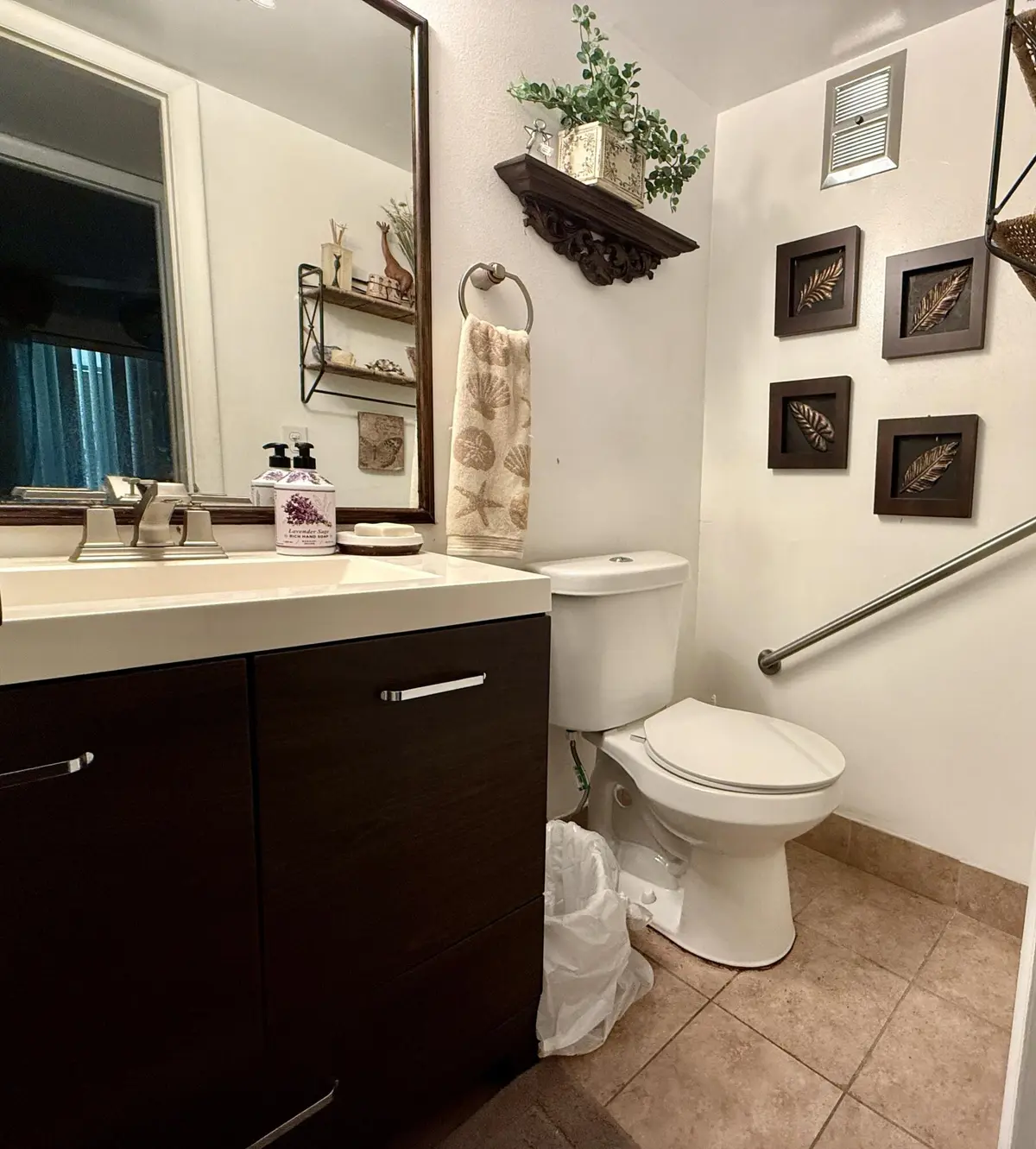 Updated Half Bath at 85 Canterbury D, West Palm Beach