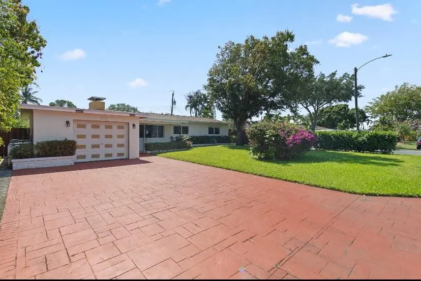 Photo 4 at 570 SE 2nd Avenue, Pompano Beach
