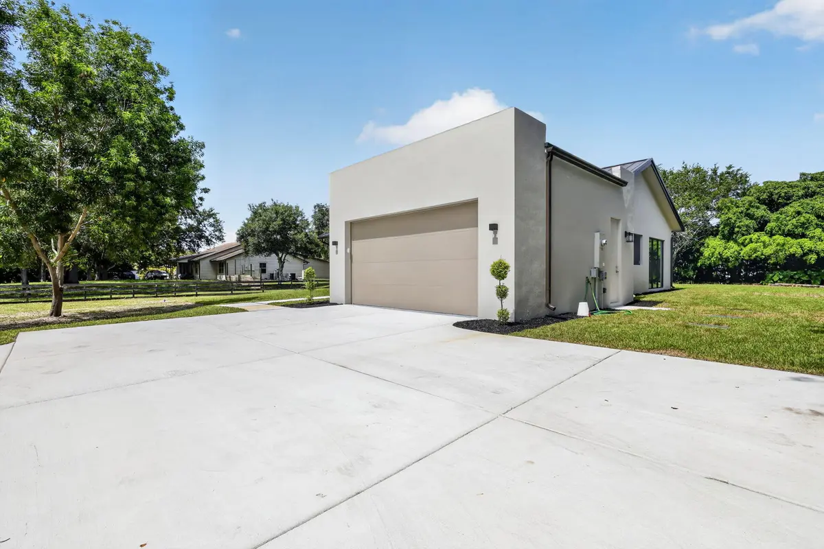 Double Garage at 5356 Colbright Road, Lake Worth