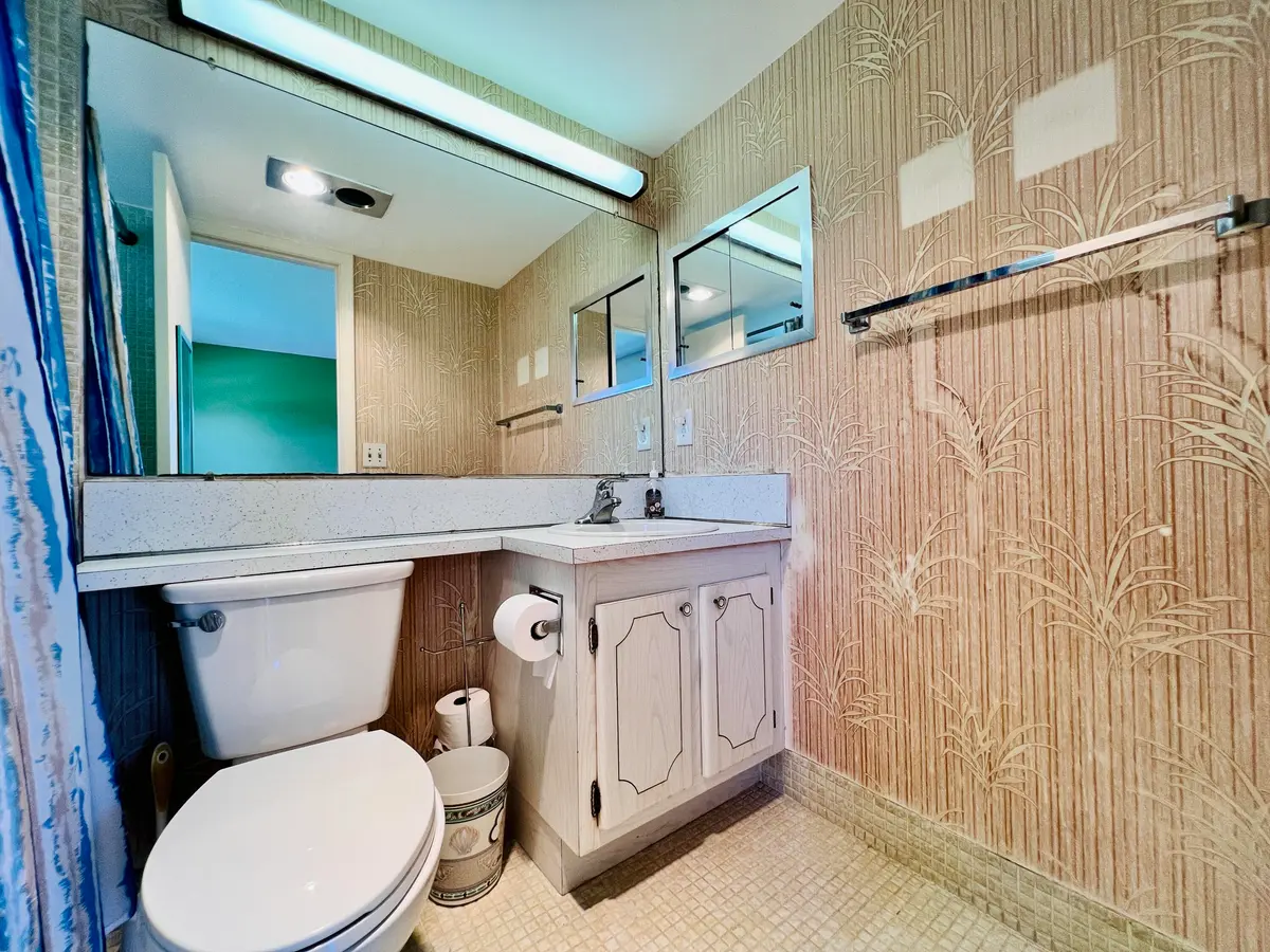 Full Ensuite Bath at 339 Windsor O, West Palm Beach