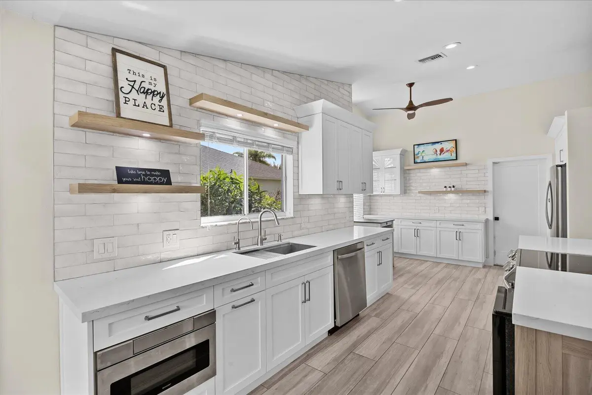 Kitchen at 160 NE Twylite Terrace, Port St. Lucie
