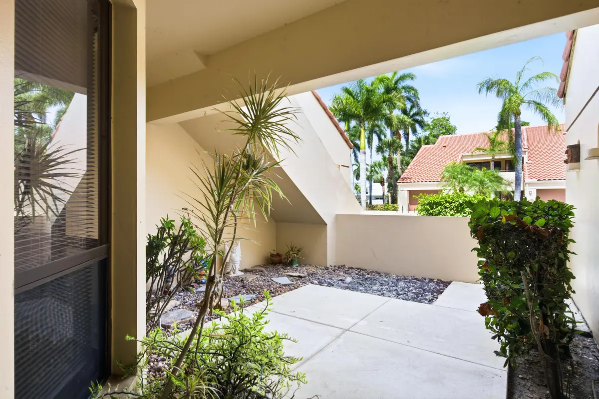 courtyard at 101 Waterview Drive, Palm Beach Gardens