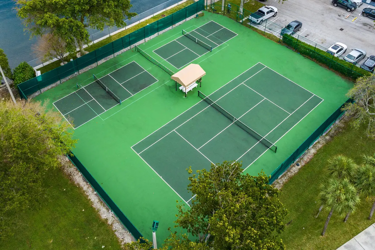 Tennis and Pickleball courts at 400 N Flagler Drive 501, West Palm Beach