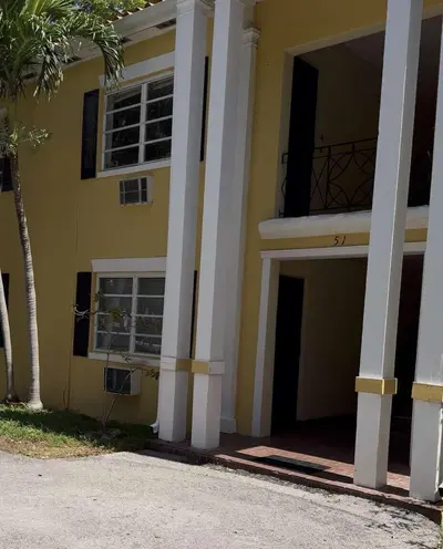51 Edgewater Drive 4, Coral Gables – Apartment for rent