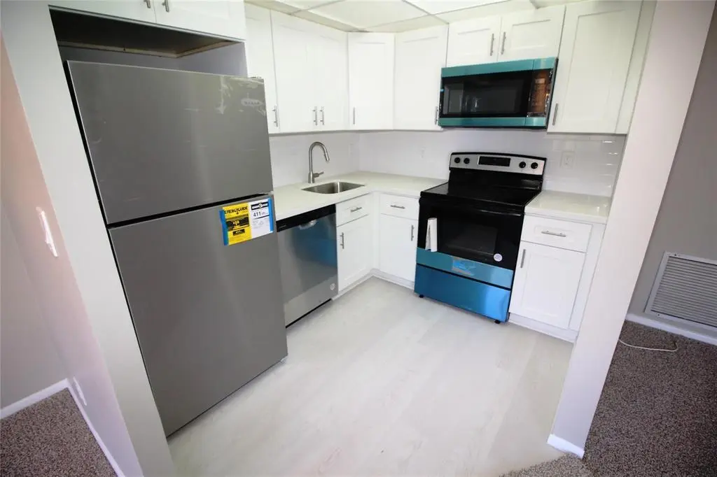 appliances at 1967 S Ocean Boulevard 211-c, Lauderdale-By-The-Sea