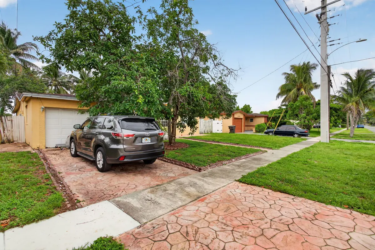 2-web-or-mls-4390-0292 at 4390 NW 35th Avenue, Lauderdale Lakes