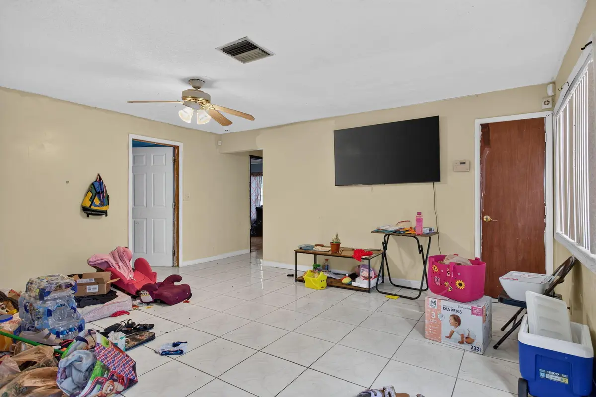 11-web-or-mls-4390-0351 at 4390 NW 35th Avenue, Lauderdale Lakes